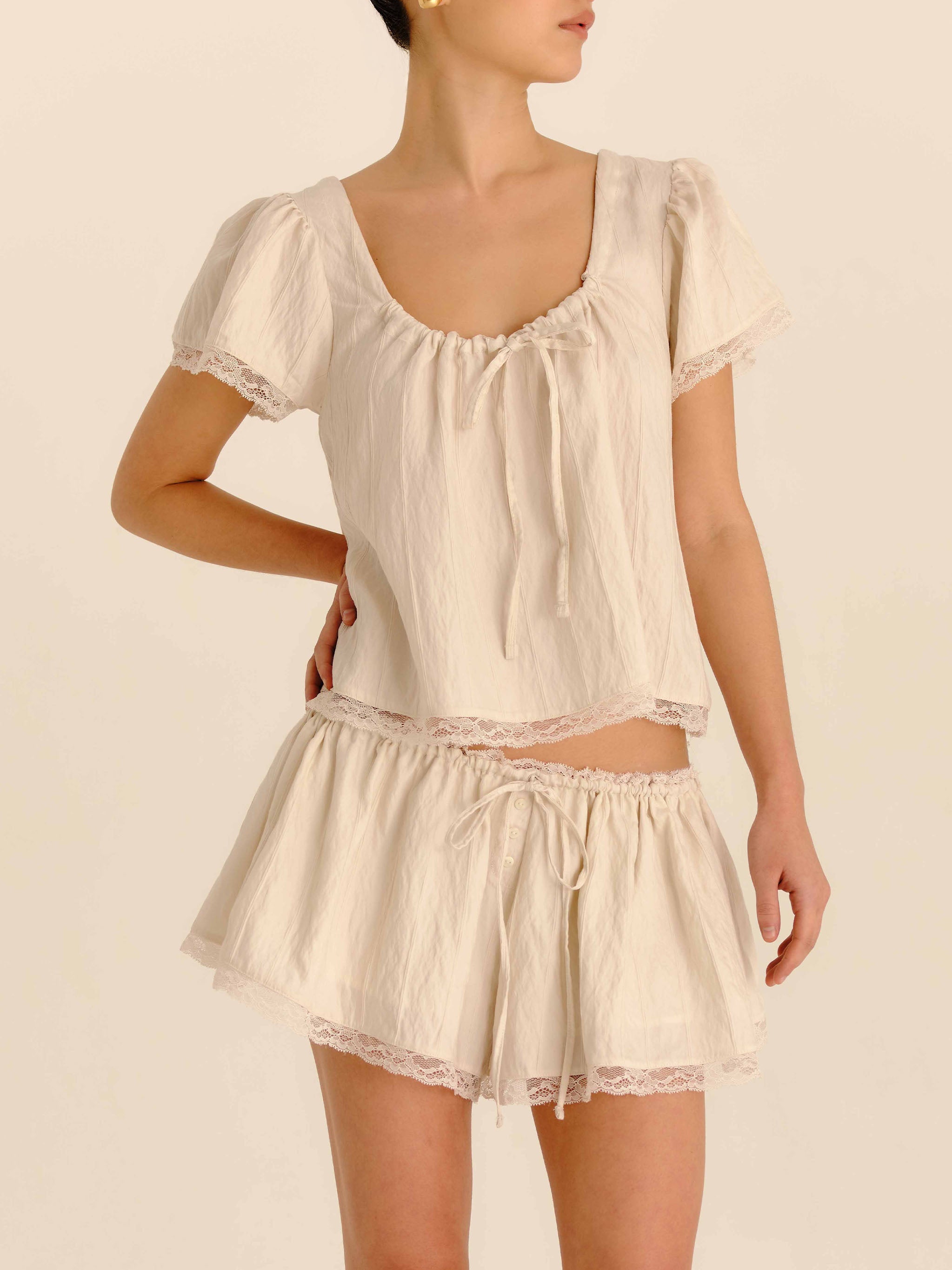 Nunu Shorts Pearl - half-length styled view