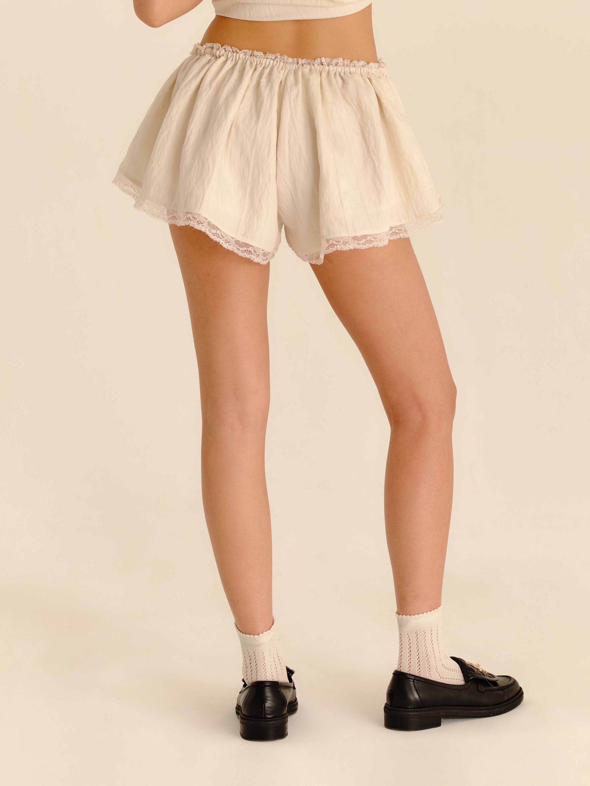 Nunu Shorts Pearl - half-length back view