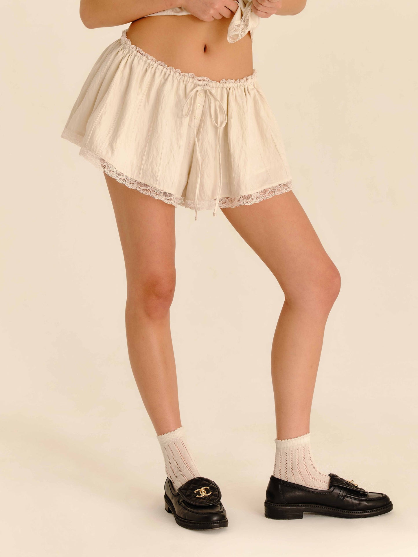 Nunu Shorts Pearl - half-length front view